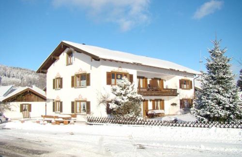 Samerberg Apartment | Child-Friendly Gästehaus St. Bartholomä with Kitchen Access