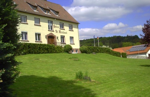 Mossautal House | Friendly Gästehaus St. Michael: Pet-Friendly Comfort Awaits