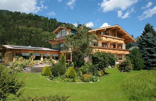 Schuttdorf Apartment | Gästehaus Trixl: Top-Rated Retreat with Family-Friendly Amenities