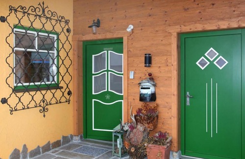 Schuttdorf Apartment | Gästehaus Trixl: Top-Rated Retreat with Family-Friendly Amenities