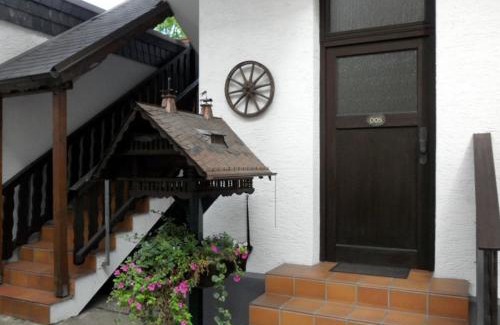 Ruedesheim am Rhein House | Gästehaus Vis-A-Vis: Family-Friendly Retreat with Hot Tub