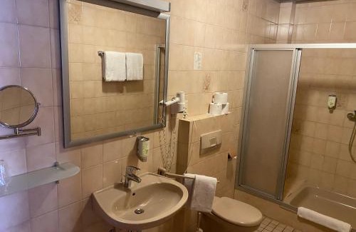Ruedesheim am Rhein House | Gästehaus Vis-A-Vis: Family-Friendly Retreat with Hot Tub