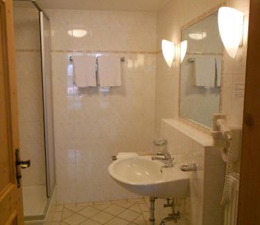 Reit im Winkl Hotel | Gästehaus Weißes Rössl: Relax by the Oceanfront Pool