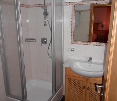 Reit im Winkl Hotel | Gästehaus Weißes Rössl: Relax by the Oceanfront Pool