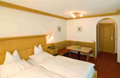 Reit im Winkl Hotel | Gästehaus Weißes Rössl: Relax by the Oceanfront Pool