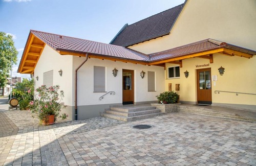 Jagstfeld Apartment | Cozy Gästehaus Weingut Politschek with Delicious Breakfast