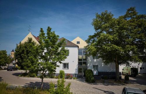 Straubing Apartment | Relax at Gästehaus Wenisch: Pet-Friendly with Spa & Dining
