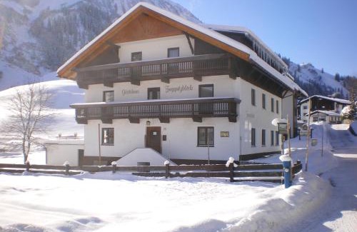 Berwang House | Pet-Friendly Gästehaus Zugspitzblick with Breakfast Included