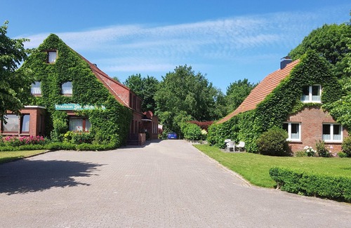 Dornumergrode Apartment | Cozy Gästehaus Zur alten Post - Wohnung West with Kitchen