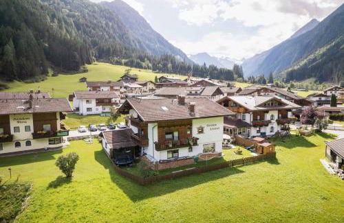 Neustift Im Stubaital Apartment | Gästeheim Krößbach: Family-Friendly Retreat with Hot Tub