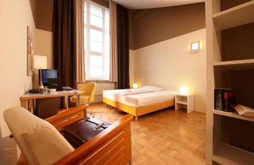 List Apartment | Inviting Gästeresidenz PelikanViertel: Pet-Friendly Retreat