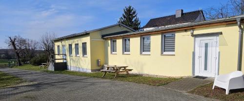 Bad Duerrenberg Apartment | Pet-Friendly Gästewohnung Heinrich Heine Schule, Rated 9.3/10