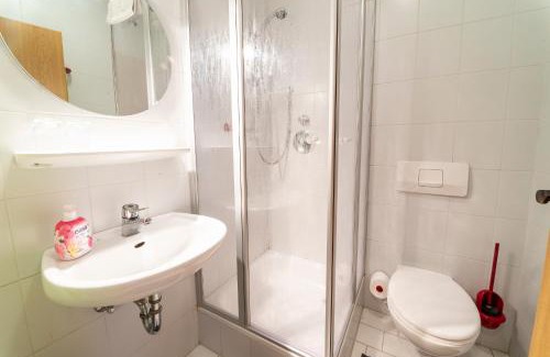 Fresenburg Apartment | Cozy Gästezimmer 2 at Landgasthaus Lindenhof - Child Friendly
