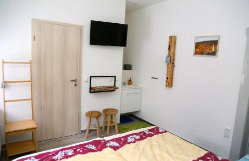 Scheibenberg Apartment | Inviting Gästezimmer Schmidt: Child-Friendly Retreat