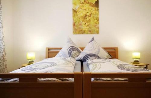 Neustadt-Duttweiler Apartment | Explore Gästezimmer Weingut Rösch: Family-Friendly Retreat