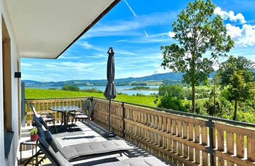 Seekirchen Markt Apartment | Oceanfront Retreat at Gästhaus "Seeblick" - Rated 9/10