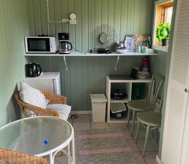 Toreboda Cabin | Cozy Gäststuga i Löfsäng Hajstorp with Hot Tub & Pet Friendly