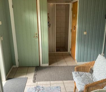 Toreboda Cabin | Cozy Gäststuga i Löfsäng Hajstorp with Hot Tub & Pet Friendly