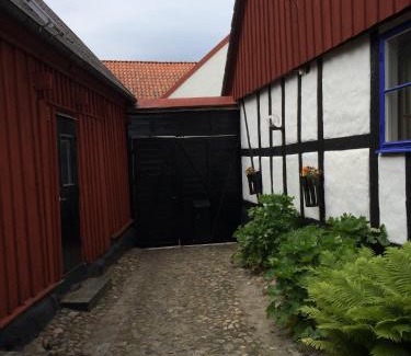 Aahus Cabin | Family-Friendly Stay at Gårdshus Torget Åhus Awaits You