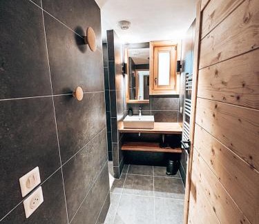 Monetier-les-Bains Apartment | Génépi: Family-Friendly Retreat for 6 with Guest Rating 9/10