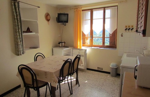 Ponteils-et-Bresis Cottage | Lake View Retreat at Gît Ponteils et Brésis: Rated 9.6/10