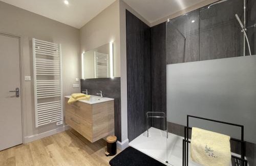 Ferrieres-sur-Sichon House | Cozy Gîte with Terrace for Outdoor Adventures in Montagne