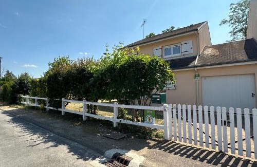 Ouzouer-sur-Loire House | Gîte for 10 with Garden, Near Loire & Orléans Forest