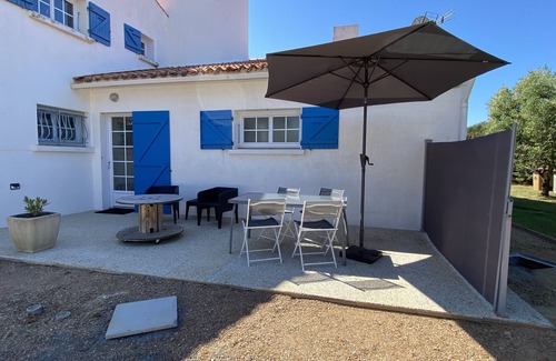 Jard-sur-Mer Apartment | Serene Gîte La Guittière: Family-Friendly Retreat