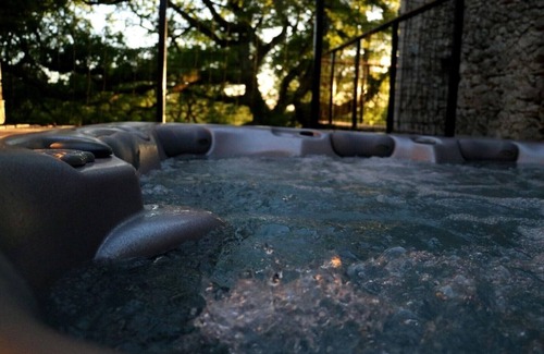 Pons Apartment | Relaxing Retreat with Private Spa for 10 at Esprit Cabane