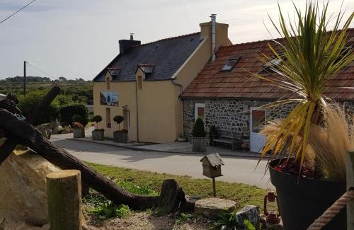 Roscanvel House | Gîte 200m from the Sea with Oceanfront Views, Rated 9.5