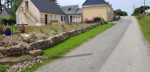 Roscanvel House | Gîte 200m from the Sea with Oceanfront Views, Rated 9.5