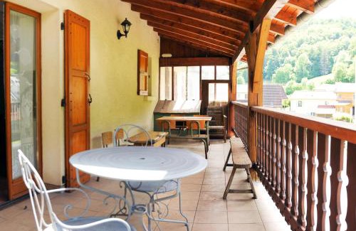 Lascelle House | Relaxing Gîte for 4 with Lake View in Aurillac, Cantal
