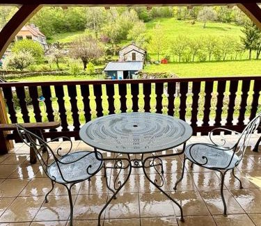 Lascelle House | Relaxing Gîte for 4 with Lake View in Aurillac, Cantal