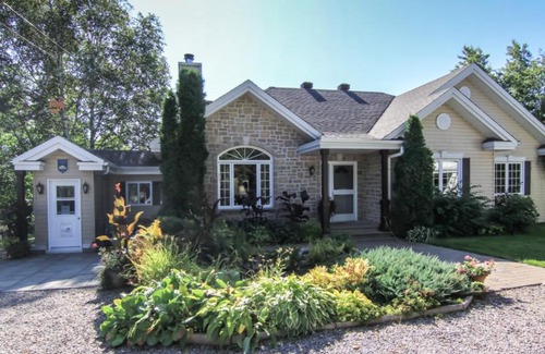 Dolbeau-Mistassini Bed & Breakfast | Gîte 40 Laverdure: Guest Rated Perfection with Kitchen & Breakfast