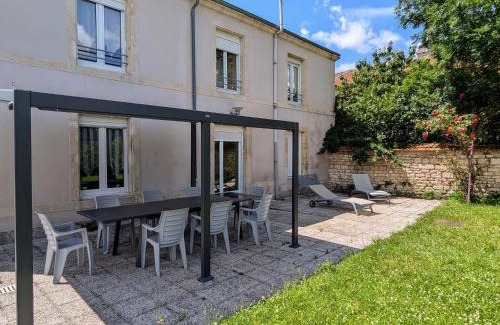 Mecrin House | Inviting Gîte for 10 with Terrace, Near Nature in Mécrin