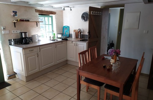 Plonevez-du-Faou Cottage | Gîte Ar Parkou: Pet-Friendly Breton House with Pool