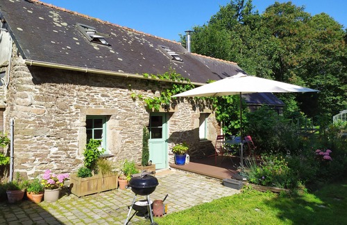 Plonevez-du-Faou Cottage | Gîte Ar Parkou: Pet-Friendly Breton House with Pool