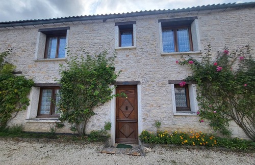 Chenou House | Relaxing Gîte au Calme: Pool, Breakfast & Family-Friendly