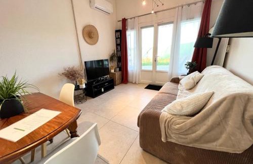 La Bruguiere House | Enchanting Gîte in the Heart of Vineyards with Ocean Views