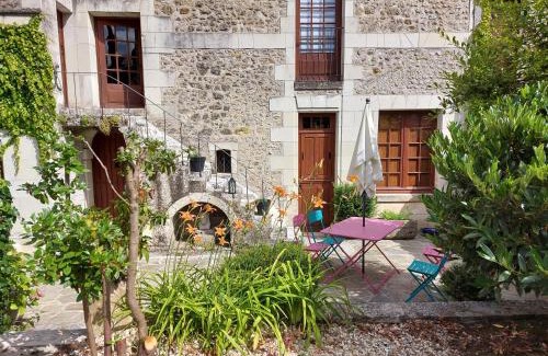 Saint-Martin-le-Beau House | Gîte Au près du Lys: Family-Friendly Escape Rated 9.2/10
