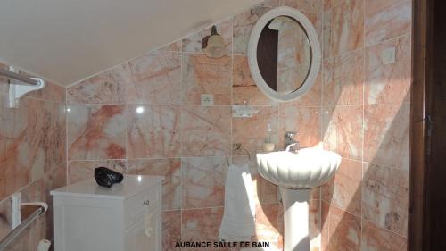 Bellevigne-en-Layon House | Enjoy Oceanfront Living at Gîte Aubance, Rated 8.3/10