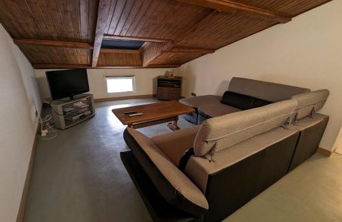 Isches House | Cozy Gîte Authentique à Isches with Fireplace & Cultural Activities