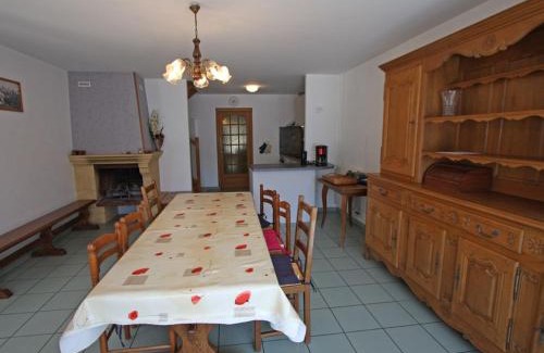 Isches House | Cozy Gîte Authentique à Isches with Fireplace & Cultural Activities