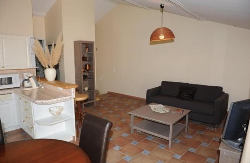 Capestang House | Charming Gîte aux Berges du Canal: Pet-Friendly Retreat