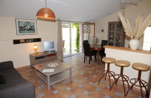 Capestang House | Charming Gîte aux Berges du Canal: Pet-Friendly Retreat