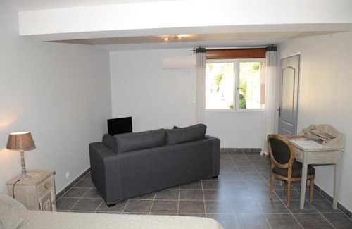 Capestang House | Charming Gîte aux Berges du Canal: Pet-Friendly Retreat