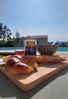 Saint-Pantaleon House | Guest Rated 9.8: Gîte Aux Bons Voisins with Ocean View