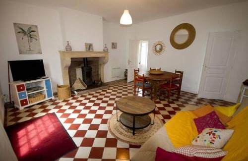 Noaillan House | Discover Gîte Aux Tuileries: Pet-Friendly Family Retreat