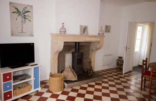 Noaillan House | Discover Gîte Aux Tuileries: Pet-Friendly Family Retreat