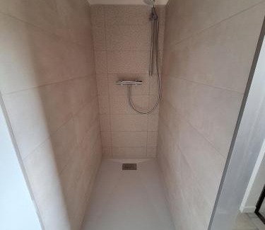 Saint-Julien-de-Peyrolas House | Gîte avec piscine couverte